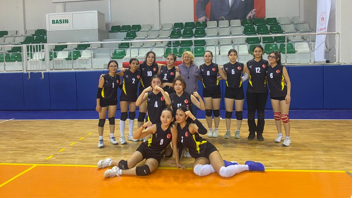 VOLEYBOL TAKIMIMIZ İLÇE BİRİNCİSİ